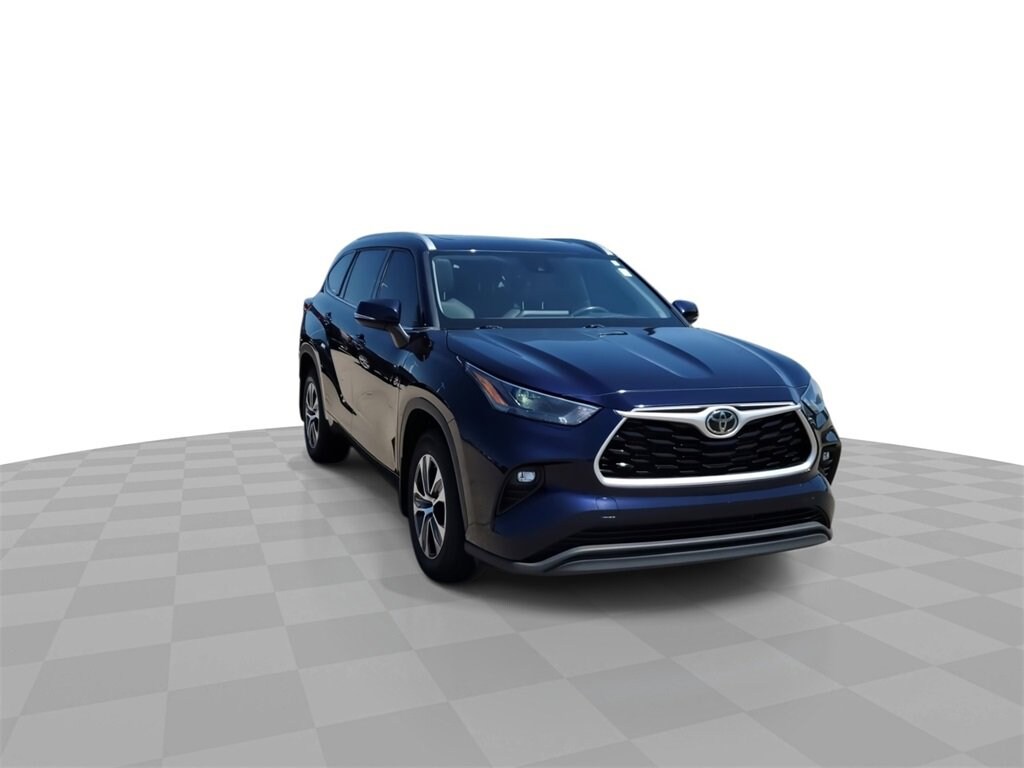 2022 Toyota Highlander XLE photo 2