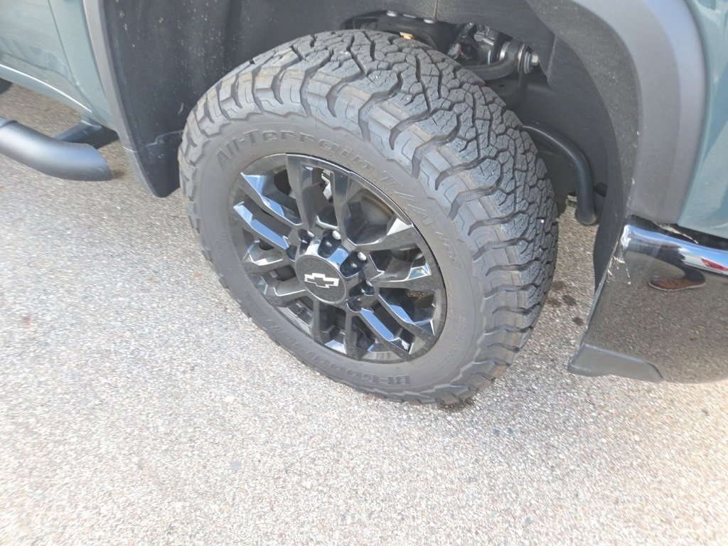 2025 Chevrolet Silverado 2500HD LT photo 2