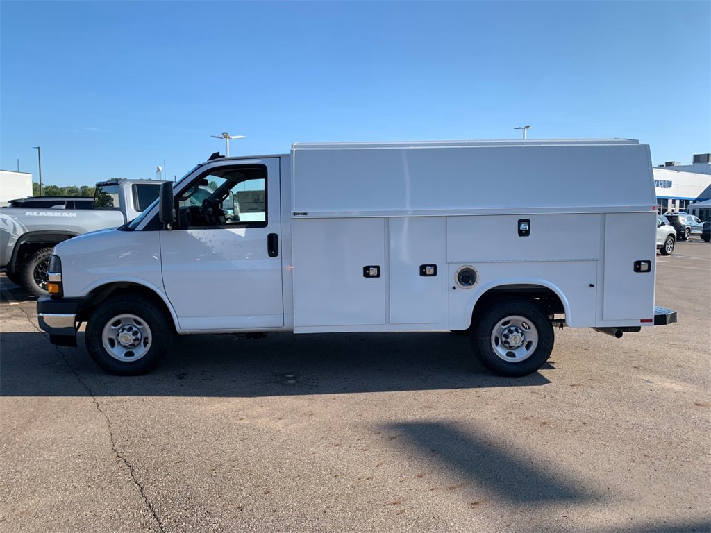 2025 Chevrolet Express Cutaway 3500 photo 2