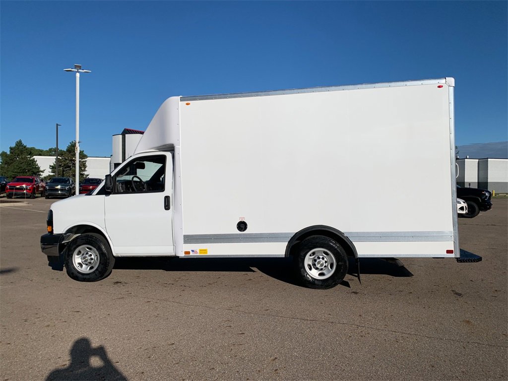 2025 Chevrolet Express 3500 Cutaway Van photo 3