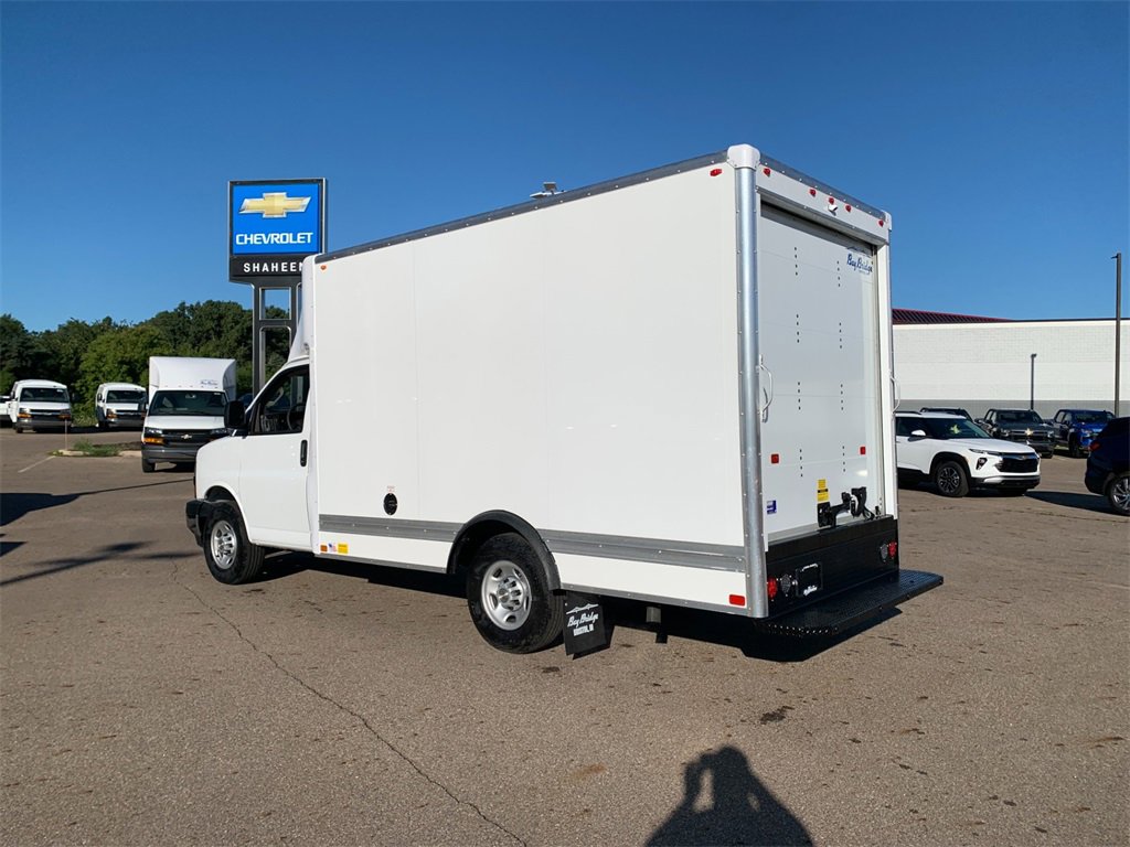 2025 Chevrolet Express 3500 Cutaway Van photo 4