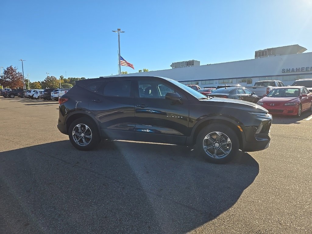 2023 Chevrolet Blazer 2LT photo 2
