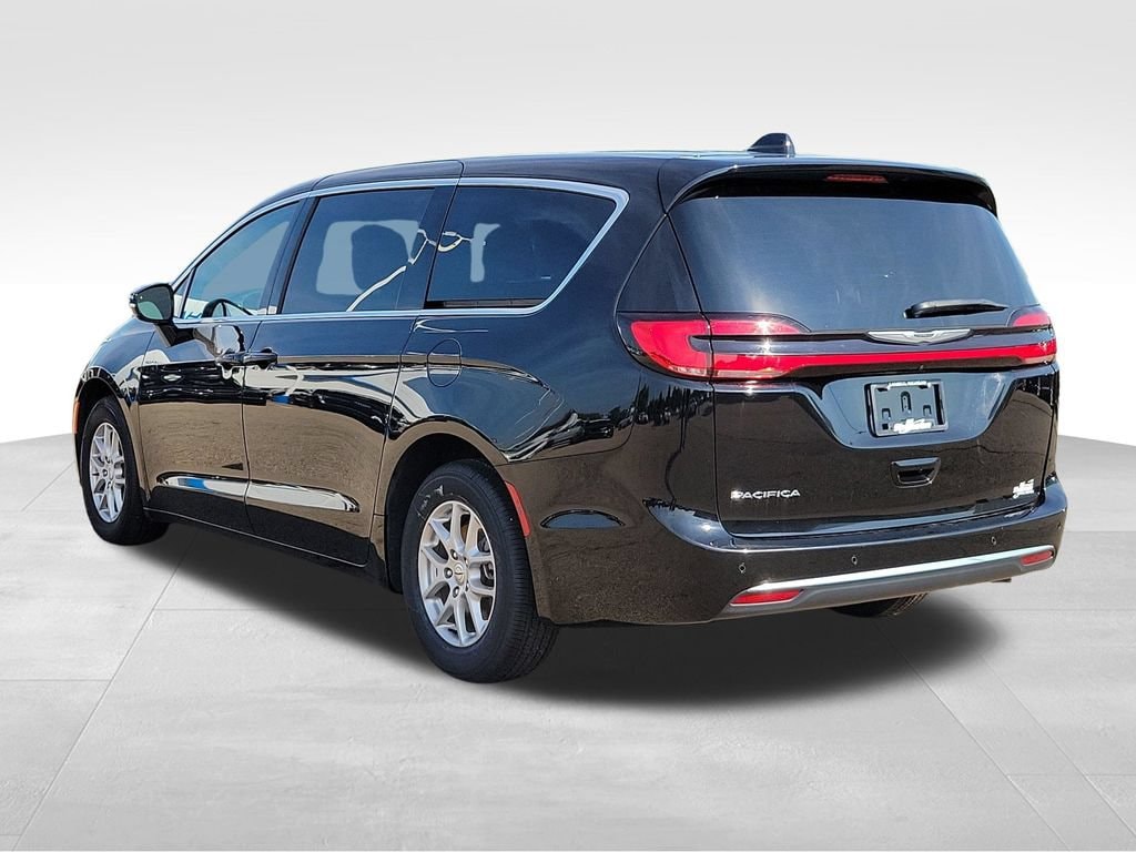 Used 2025 Chrysler Pacifica Select Van Passenger Van