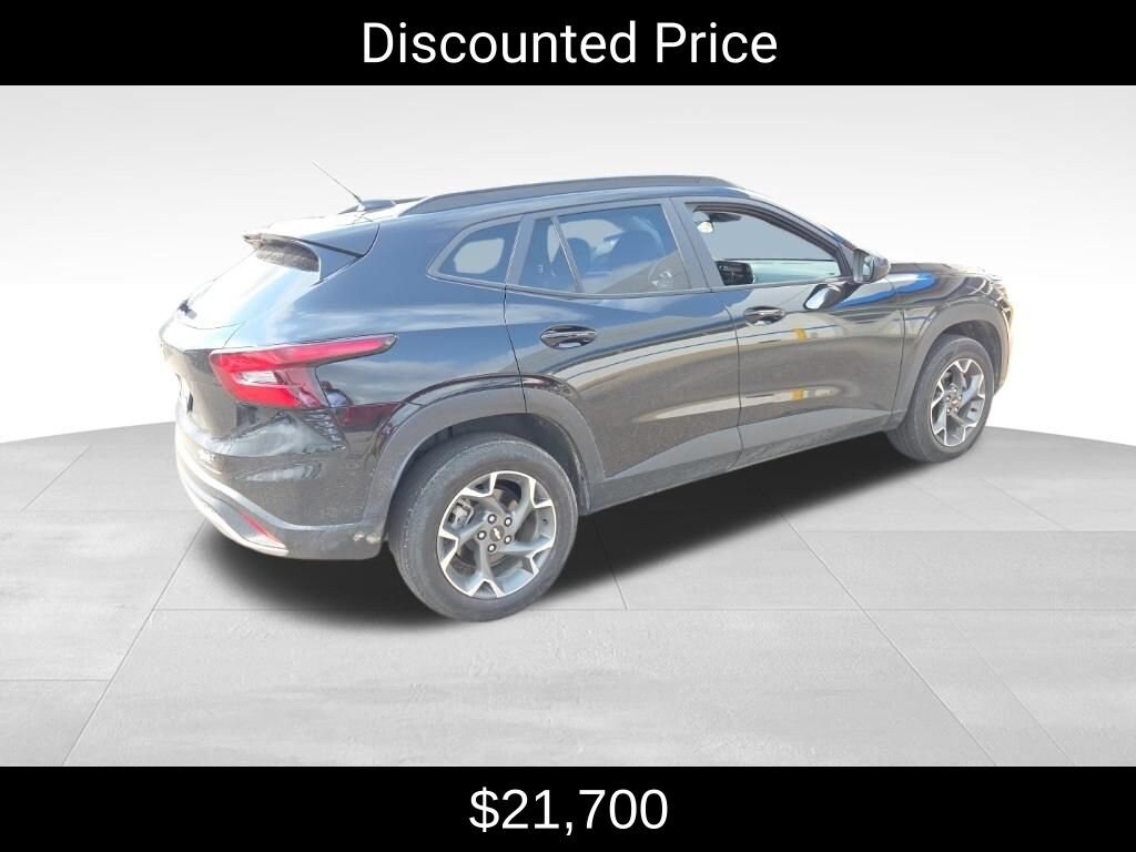 Used 2025 Chevrolet Trax LT SUV