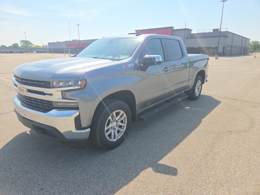 Used 2020 Chevrolet Silverado 1500 LT with VIN 3GCUYDEDXLG195845 for sale in Lansing, MI