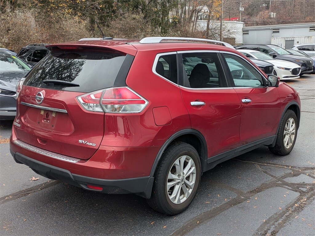 2016 Nissan Rogue SV photo 2