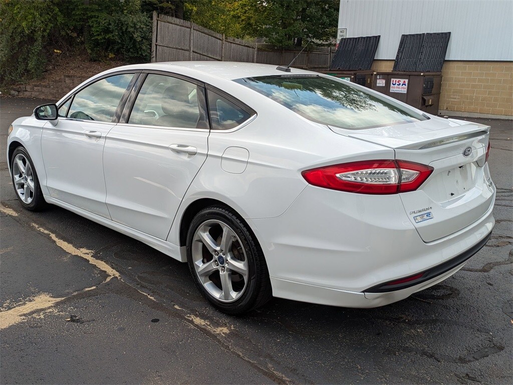 2016 Ford Fusion SE photo 2