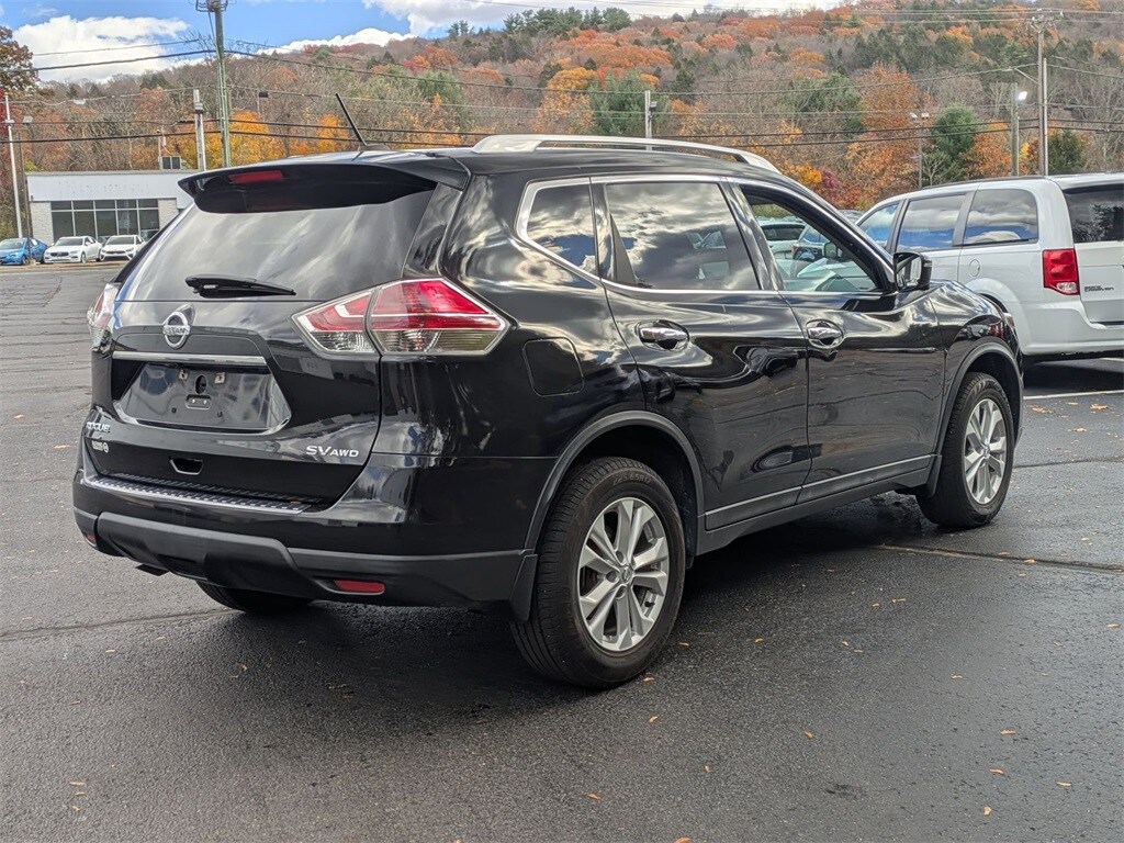 2016 Nissan Rogue SV photo 2