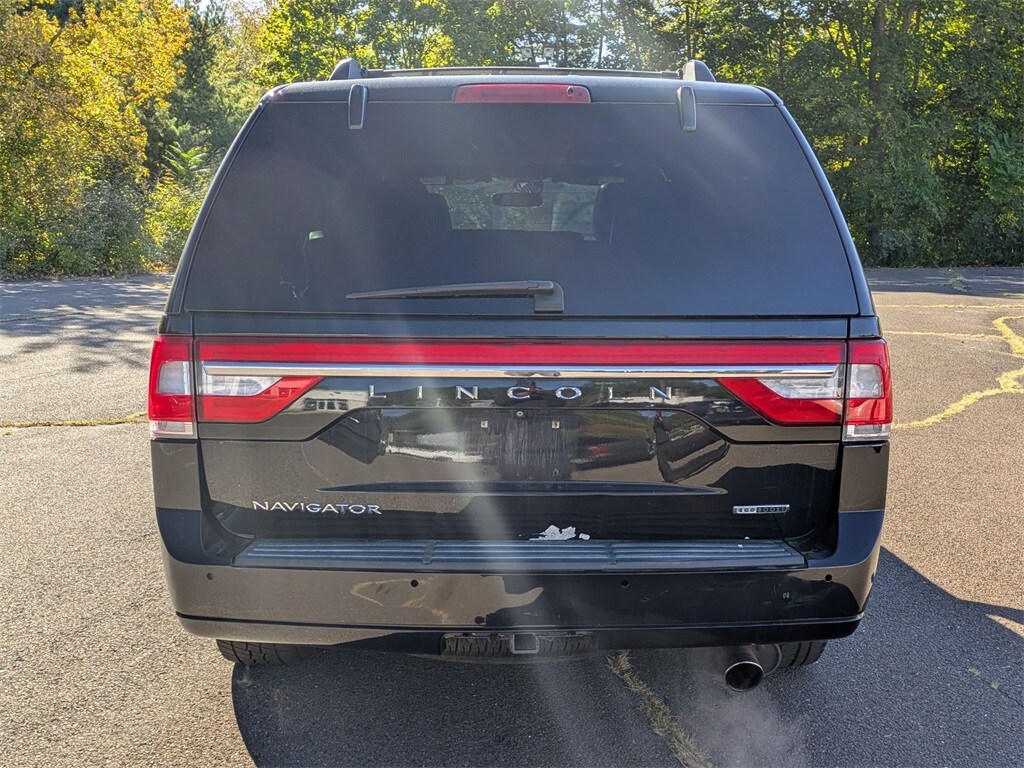 2016 Lincoln Navigator Select photo 3