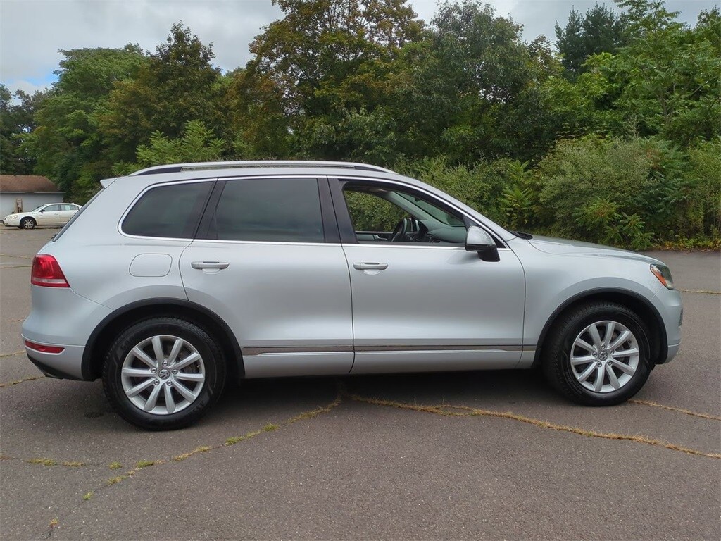 2011 Volkswagen Touareg VR6 FSI photo 2