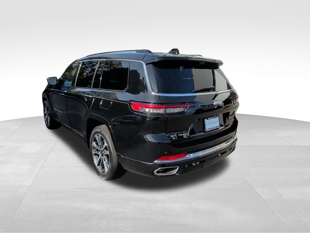 2022 Jeep Grand Cherokee Overland photo 2