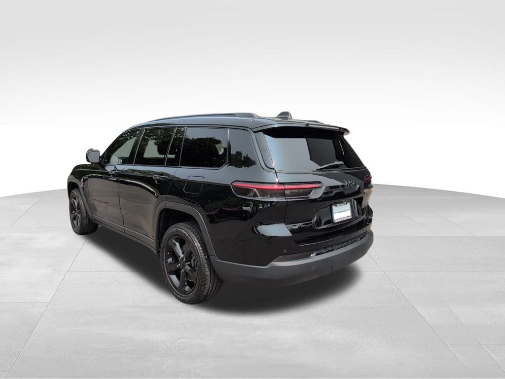 2022 Jeep Grand Cherokee Laredo Altitude photo 3