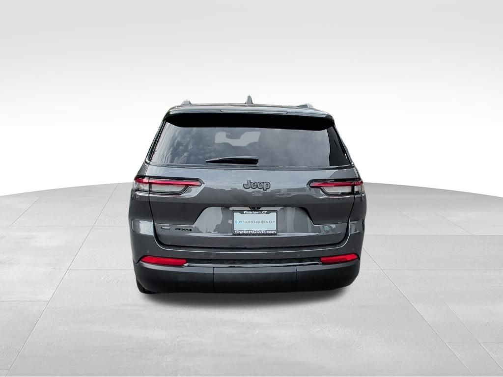 2022 Jeep Grand Cherokee Laredo Altitude photo 2