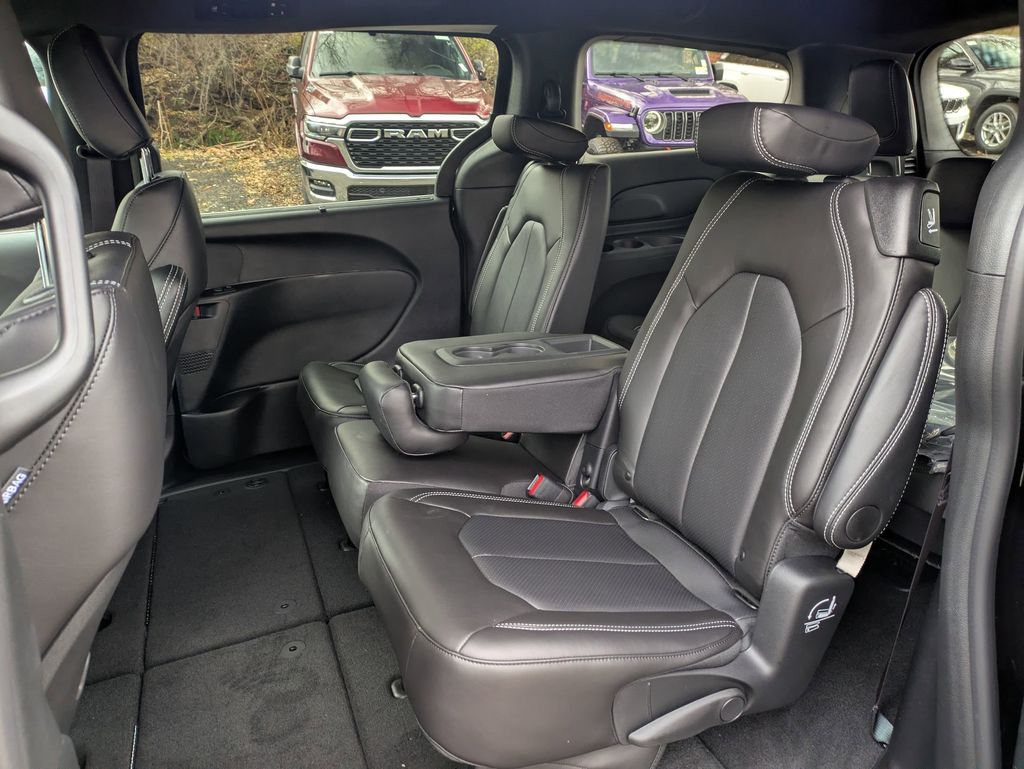 2026 Chrysler Pacifica Select - Photo 23