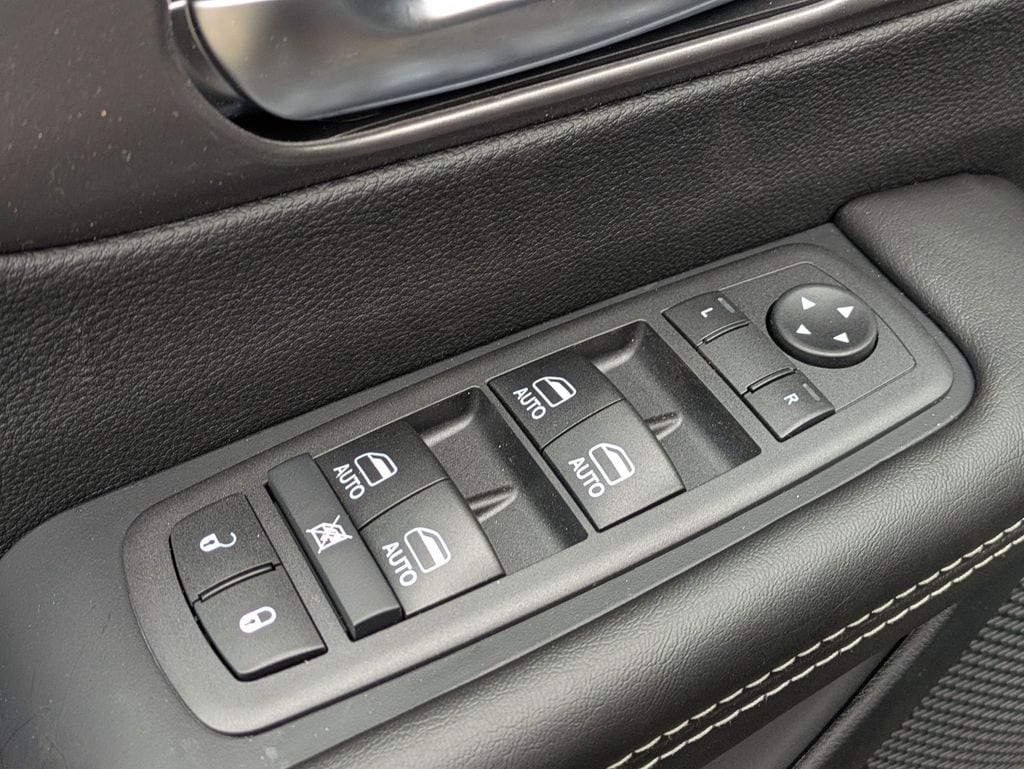 2026 Chrysler Pacifica Select - Photo 11