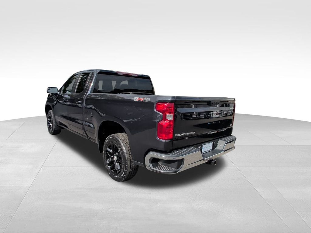 2022 Chevrolet Silverado 1500 LT photo 2