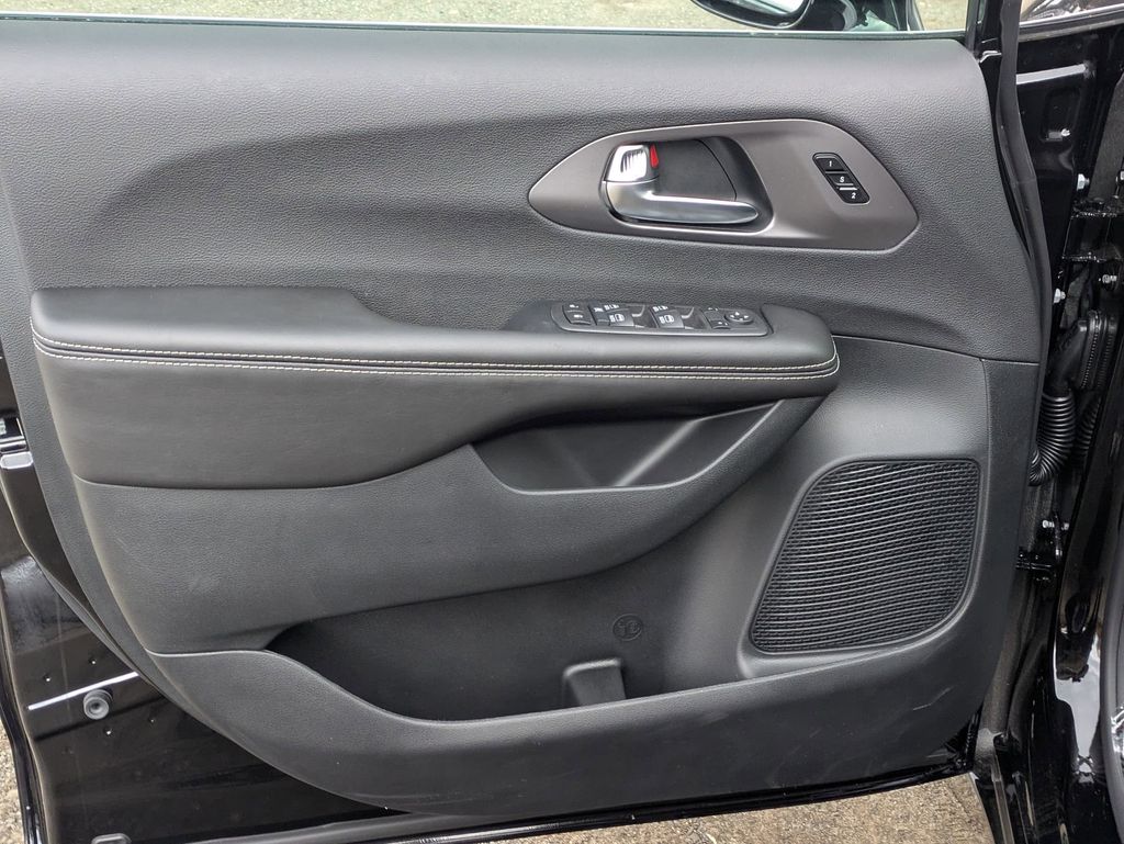 2026 Chrysler Pacifica Select - Photo 10