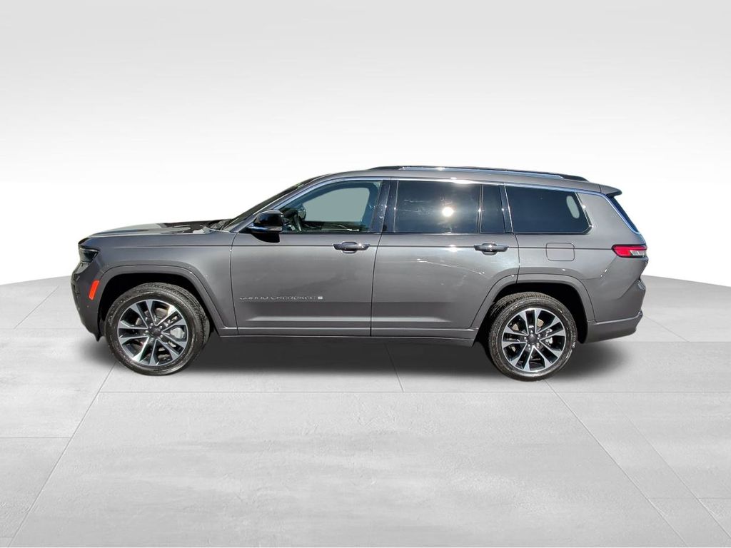 2022 Jeep Grand Cherokee Overland photo 2