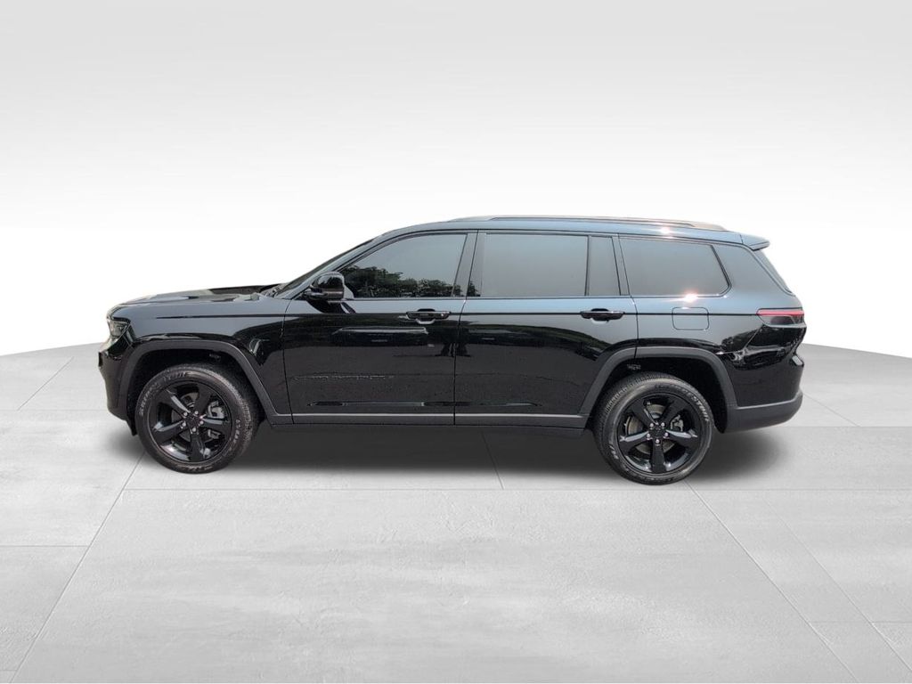 2022 Jeep Grand Cherokee Laredo Altitude photo 2