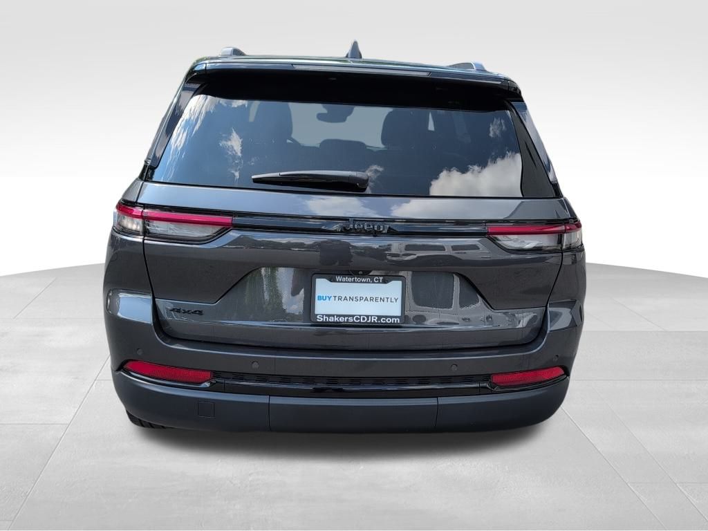 2022 Jeep Grand Cherokee Laredo Altitude photo 4