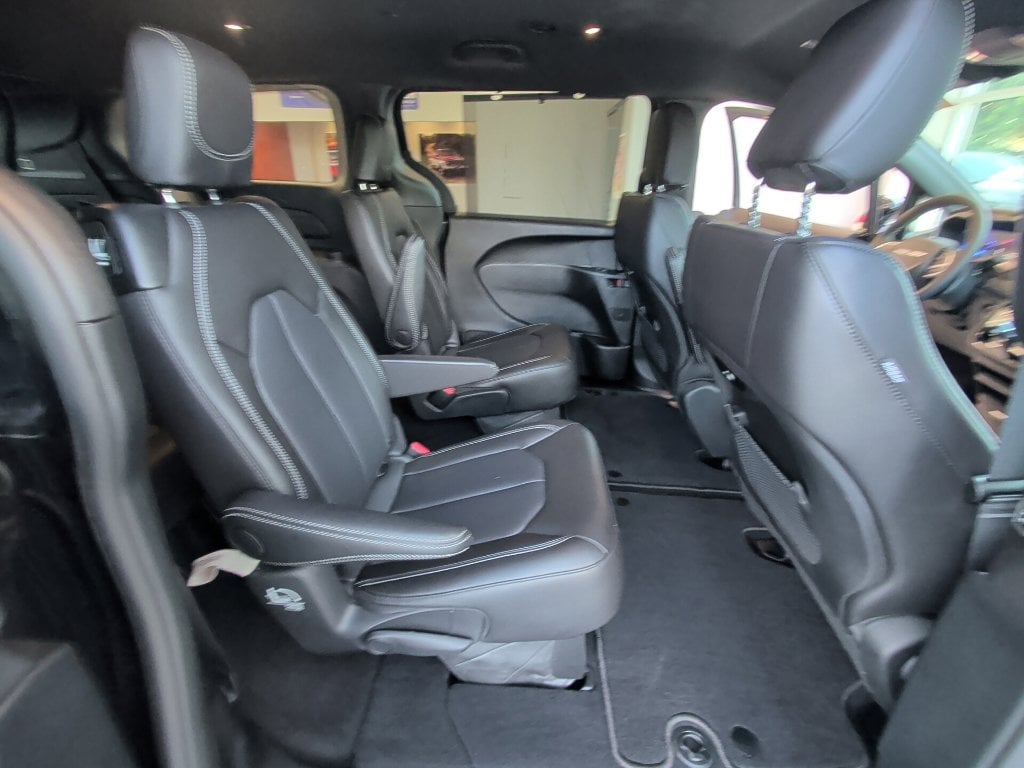 2026 Chrysler Pacifica Select - Photo 15