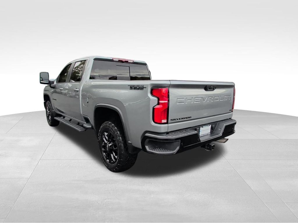 2025 Chevrolet Silverado 2500HD LT photo 3