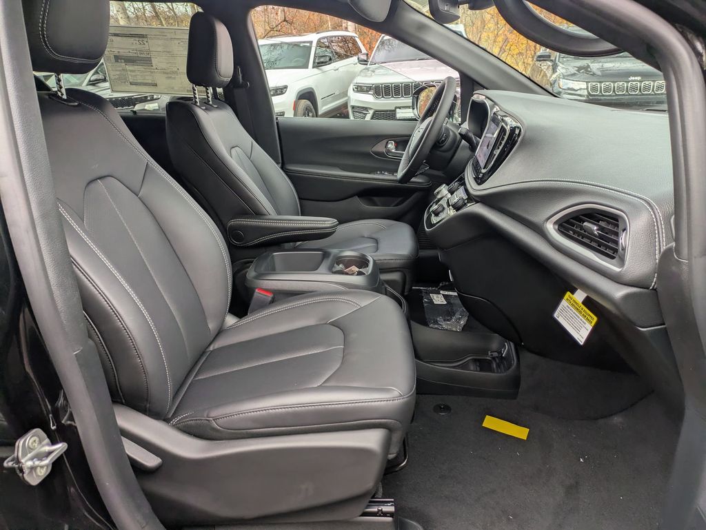 2026 Chrysler Pacifica Select - Photo 28