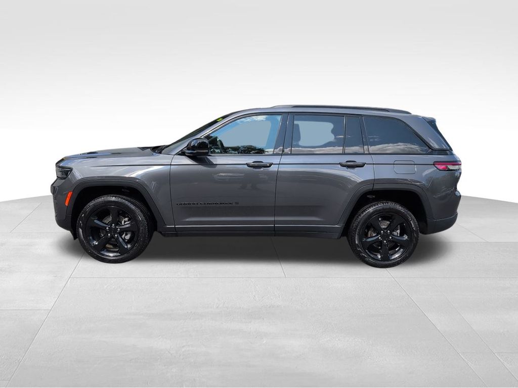 2022 Jeep Grand Cherokee Laredo Altitude photo 2