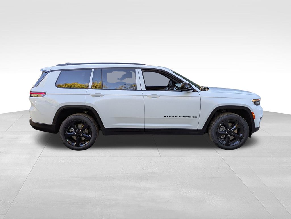 2025 Jeep Grand Cherokee Limited photo 2