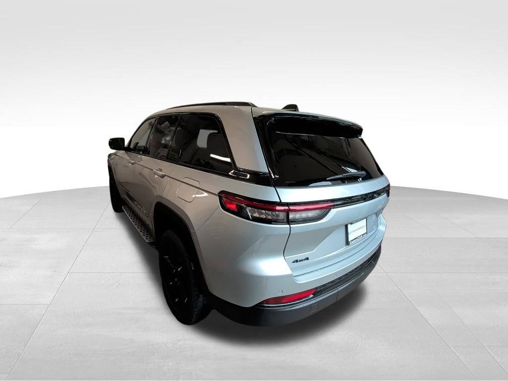 2023 Jeep Grand Cherokee Laredo Altitude X photo 2