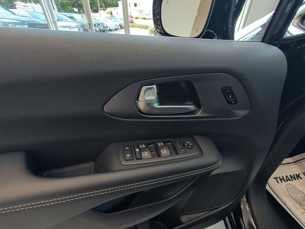 2026 Chrysler Pacifica Select - Photo 11