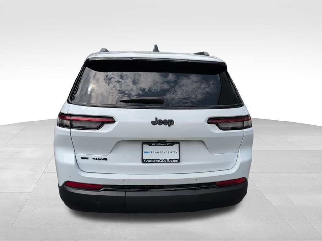 2022 Jeep Grand Cherokee Laredo Altitude photo 2