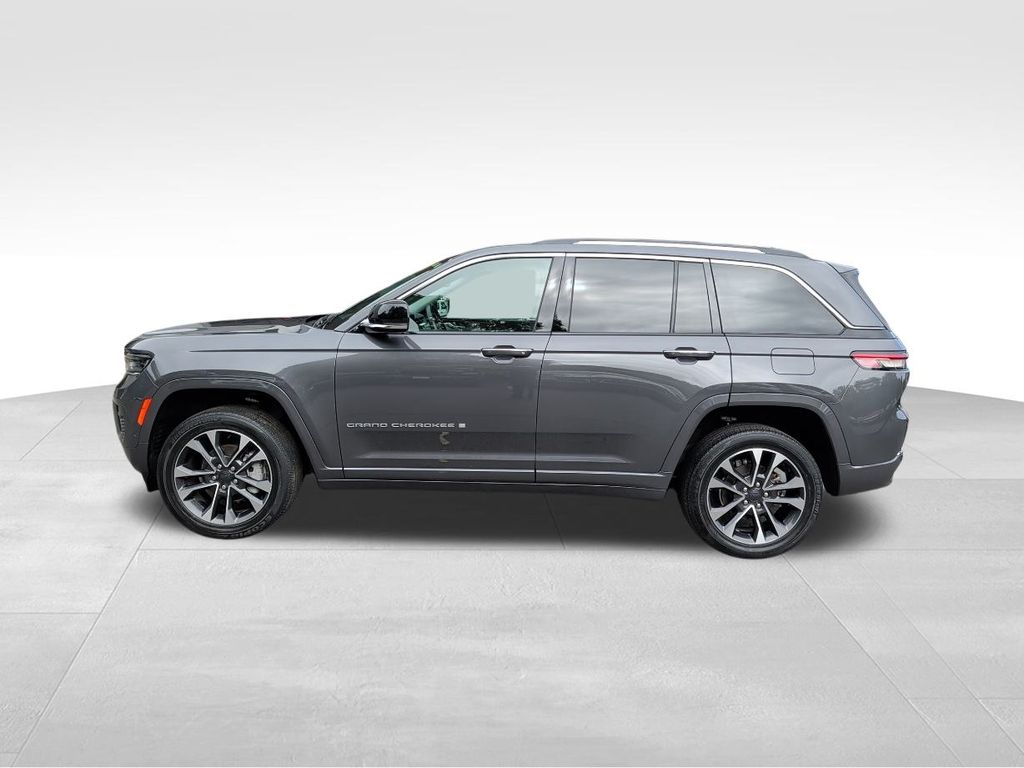 2022 Jeep Grand Cherokee Overland photo 2