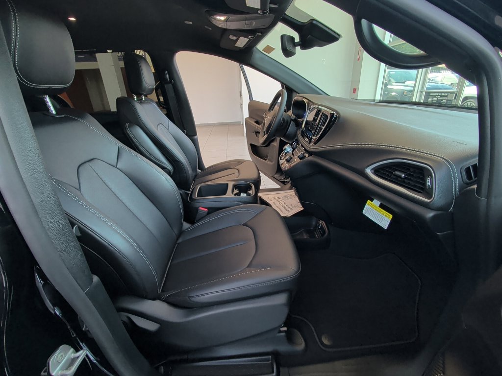 2026 Chrysler Pacifica Select - Photo 16