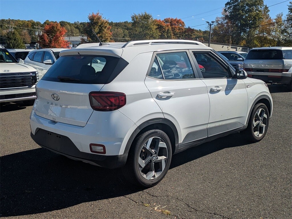 2025 Hyundai Venue SEL photo 2