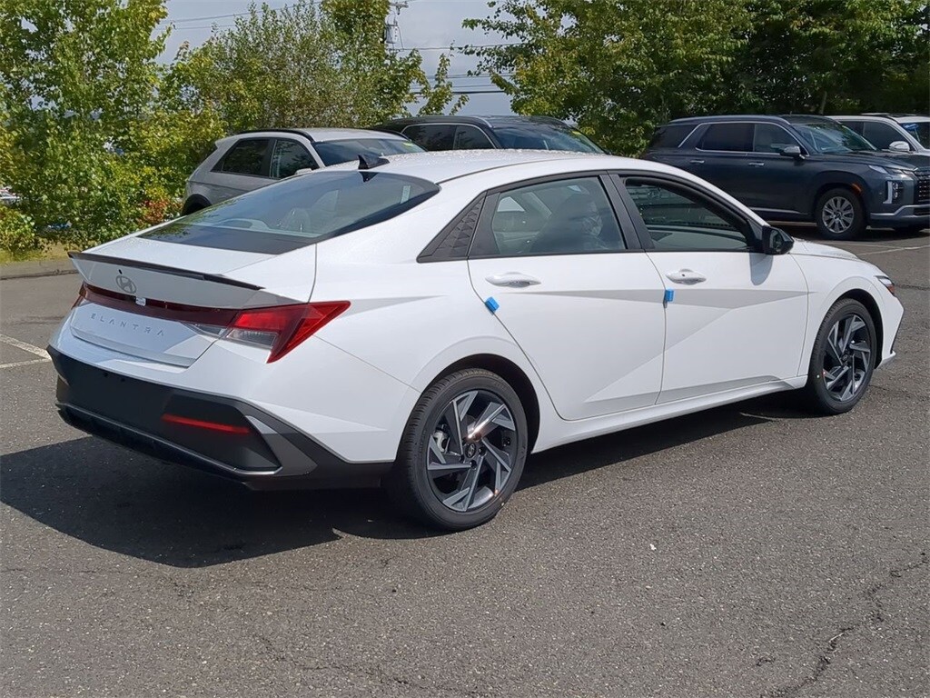 2025 Hyundai Elantra SEL Sport photo 2