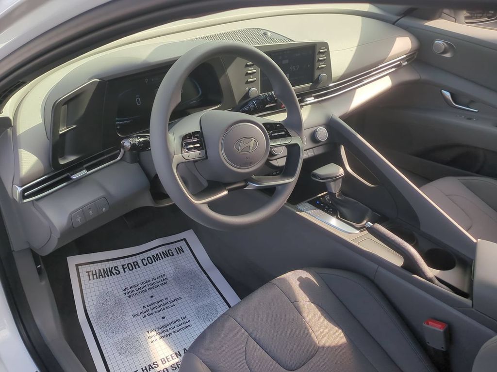 2026 Hyundai Elantra SE - Photo 12