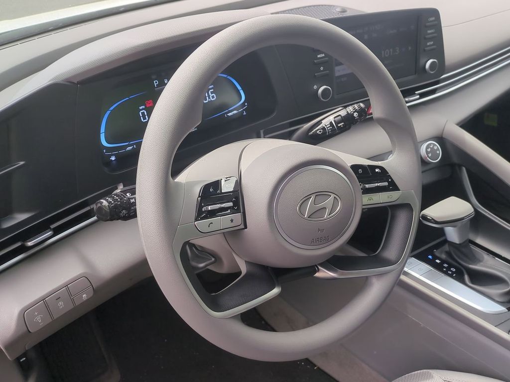 2025 Hyundai Elantra SE - Photo 13