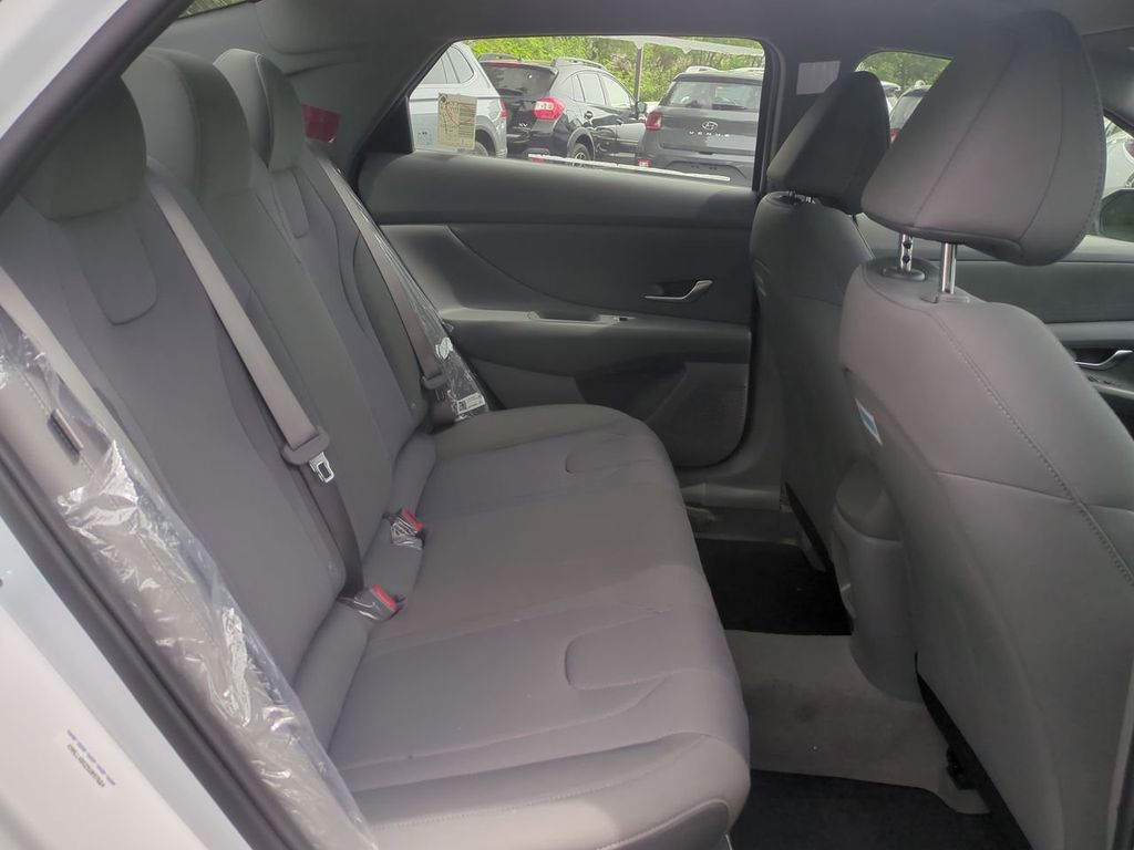 2025 Hyundai Elantra SE - Photo 24