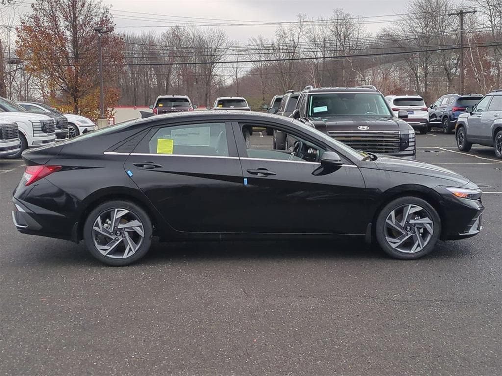 New 2025 Hyundai Elantra Limited Sedan