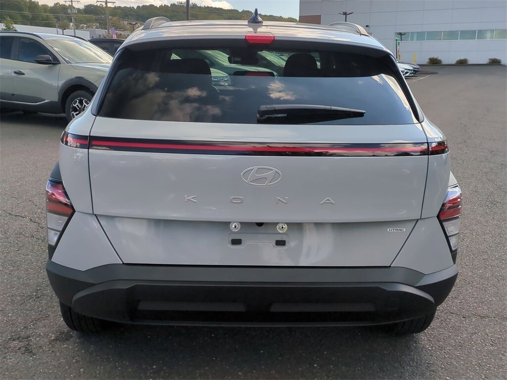 2025 Hyundai Kona SEL photo 4