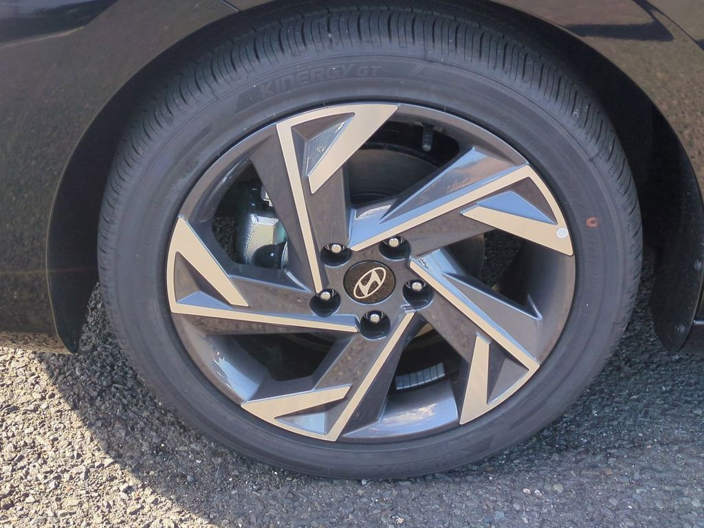 2025 Hyundai Elantra Limited - Photo 9