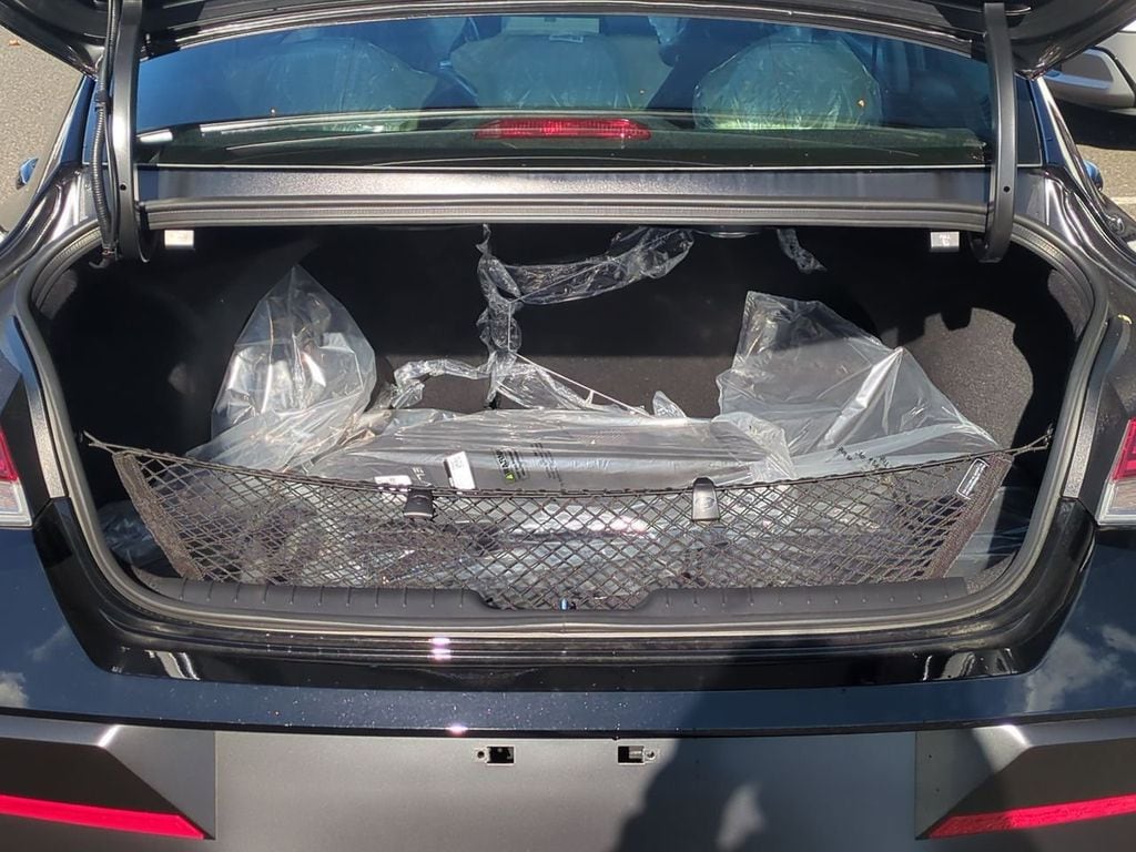 2025 Hyundai Elantra Limited - Photo 25