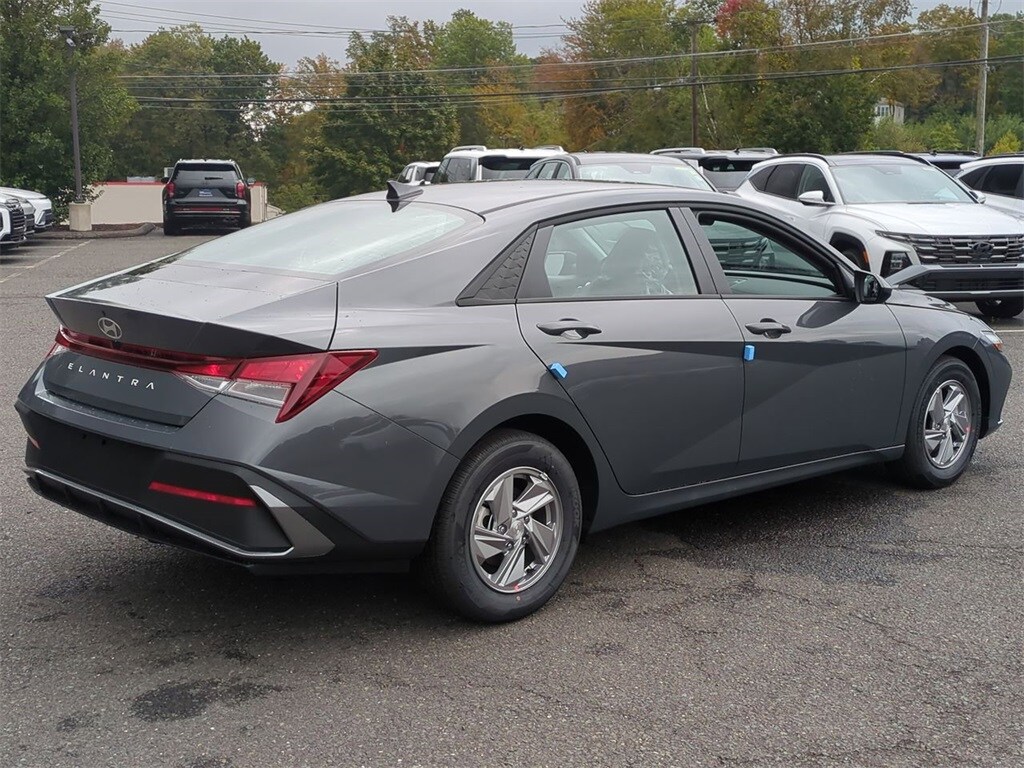 2025 Hyundai Elantra SE photo 3