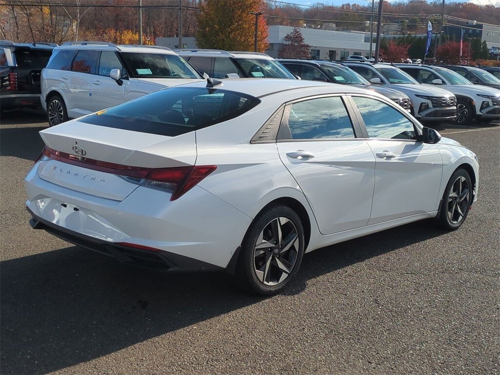 2023 Hyundai Elantra SEL Convenience photo 2