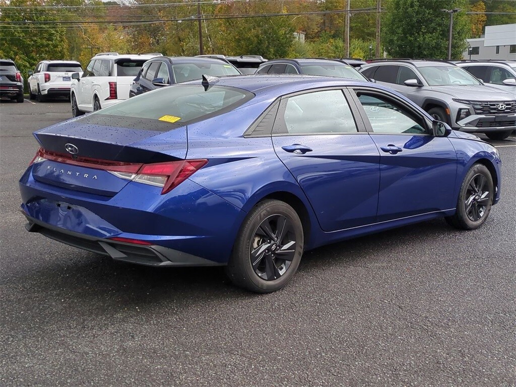 2023 Hyundai Elantra SEL photo 2