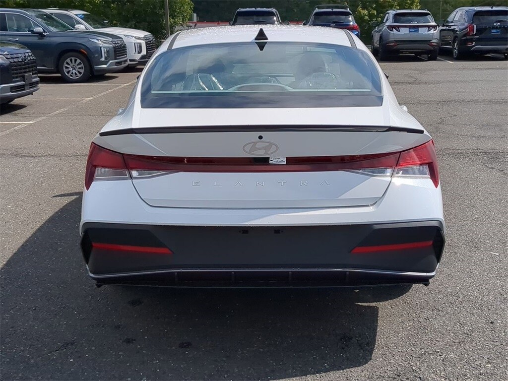 2025 Hyundai Elantra SEL Sport photo 3