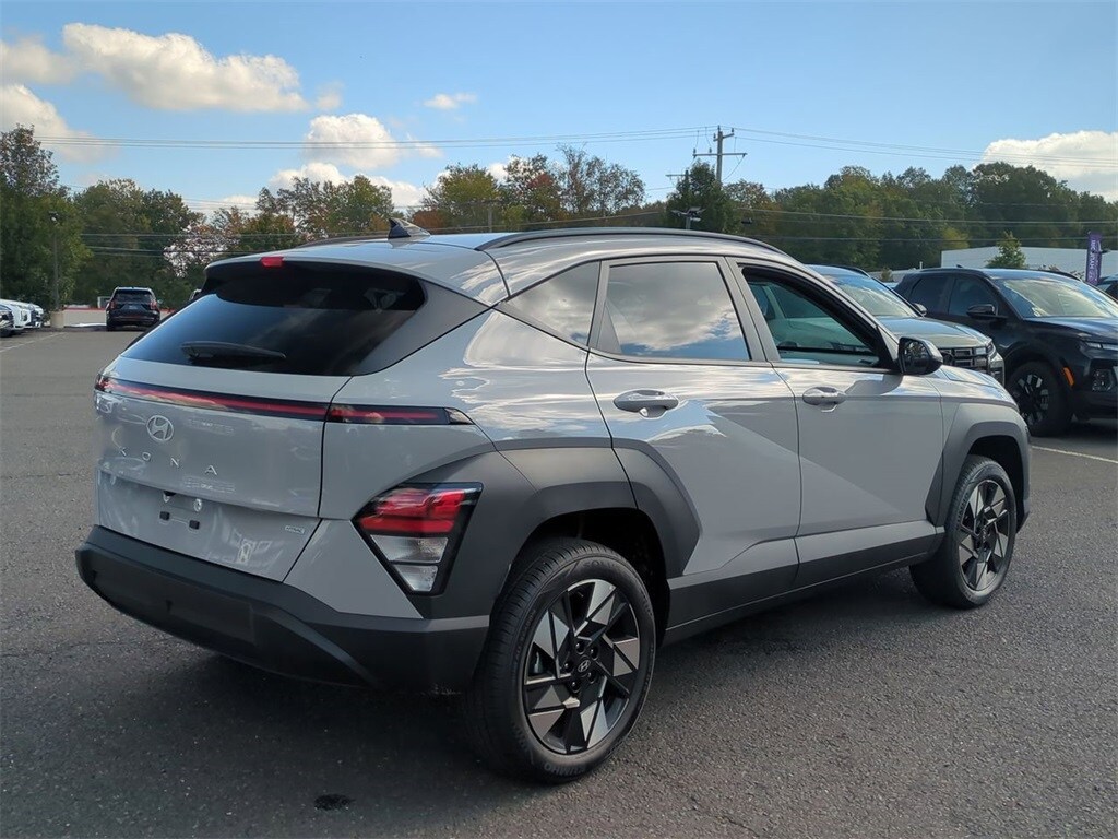 2025 Hyundai Kona SEL photo 3