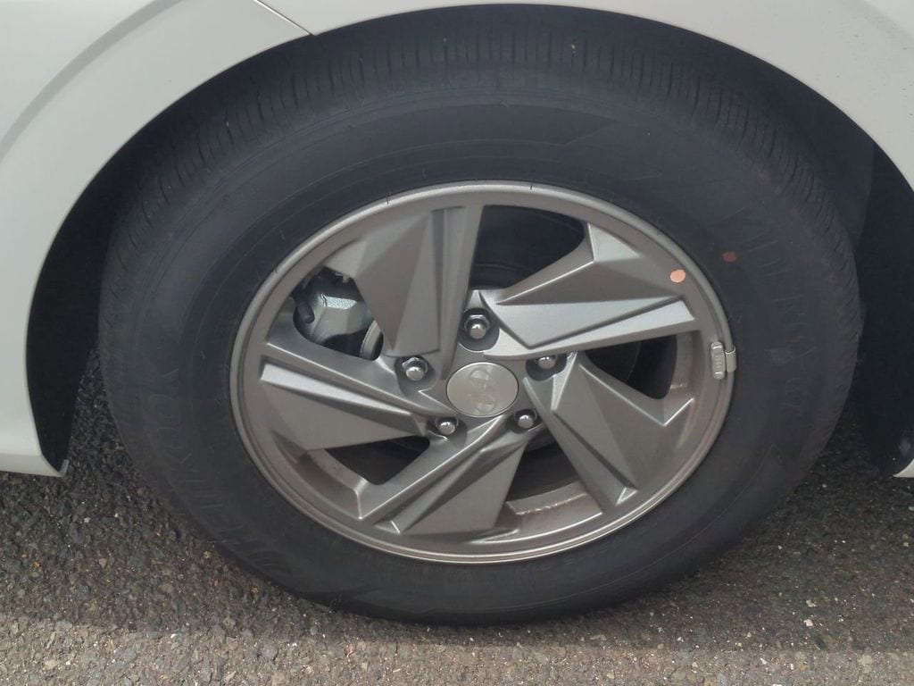2025 Hyundai Elantra SE - Photo 9