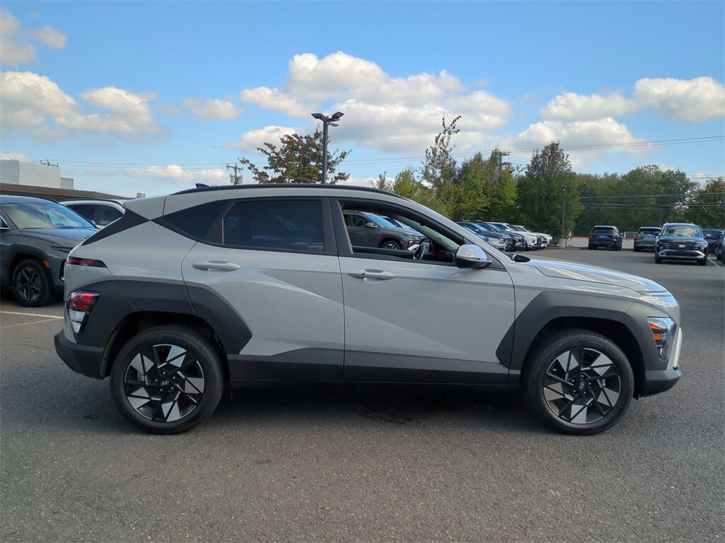 2025 Hyundai Kona SEL photo 2